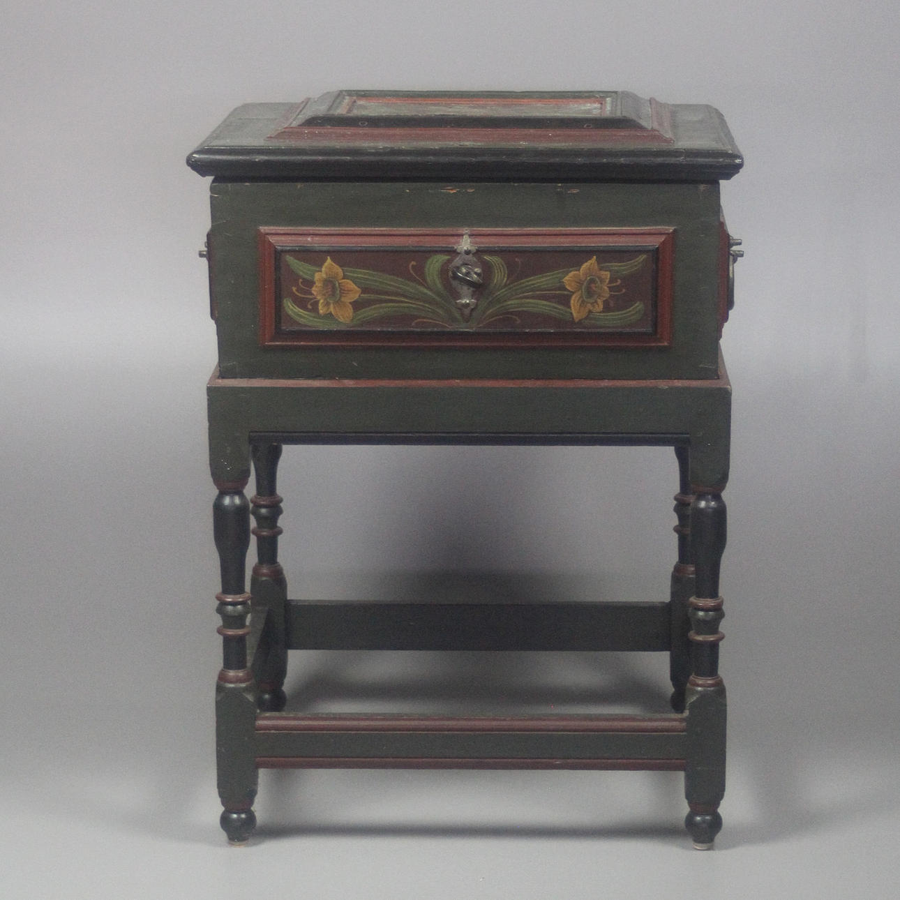 ATAÚD sobre pedestal de 1815.