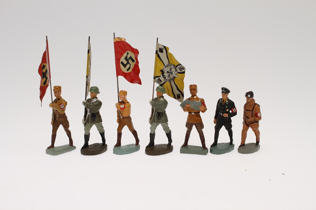 ELASTOLIN och LINEOL SA FANBÄRARE, FANBÄRARE med LUFTWAFFEFANA , 7 figurer mera1940-tal, 12 delar.