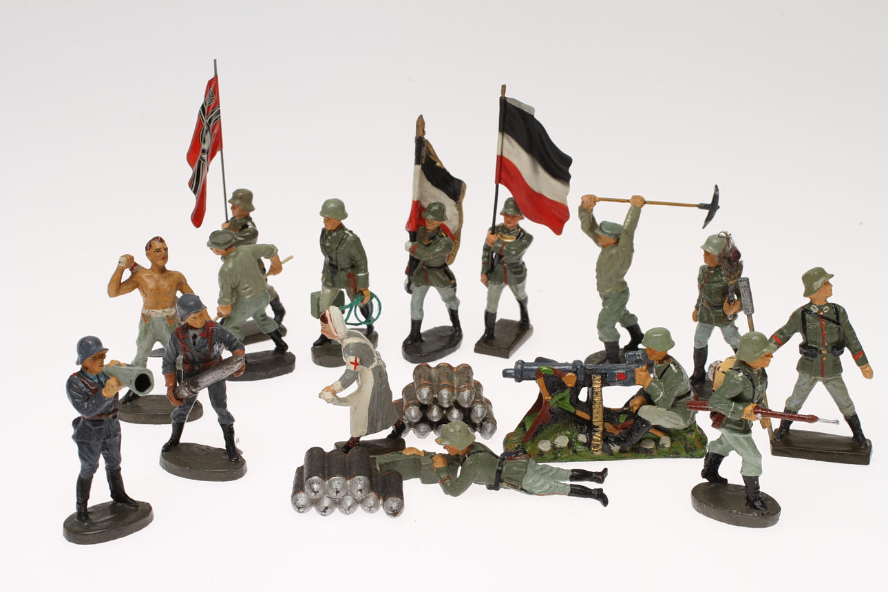 ELASTOLIN och LINEOL, 3 FANBÄRARE, 2 LUFTWAFFE, med mera 1940-tal, 17 delar.