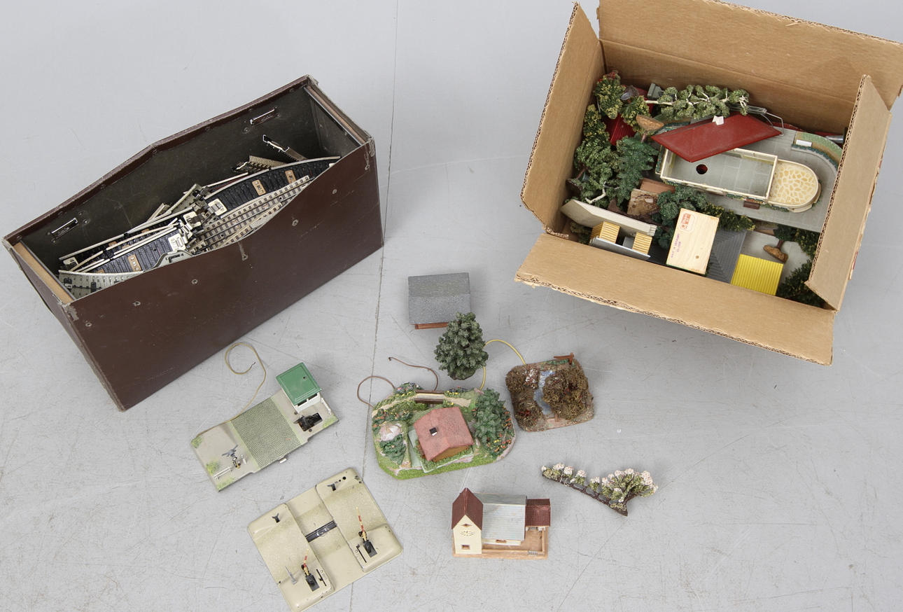 MODELL, bl.a. räls, växlar, hus med mera.