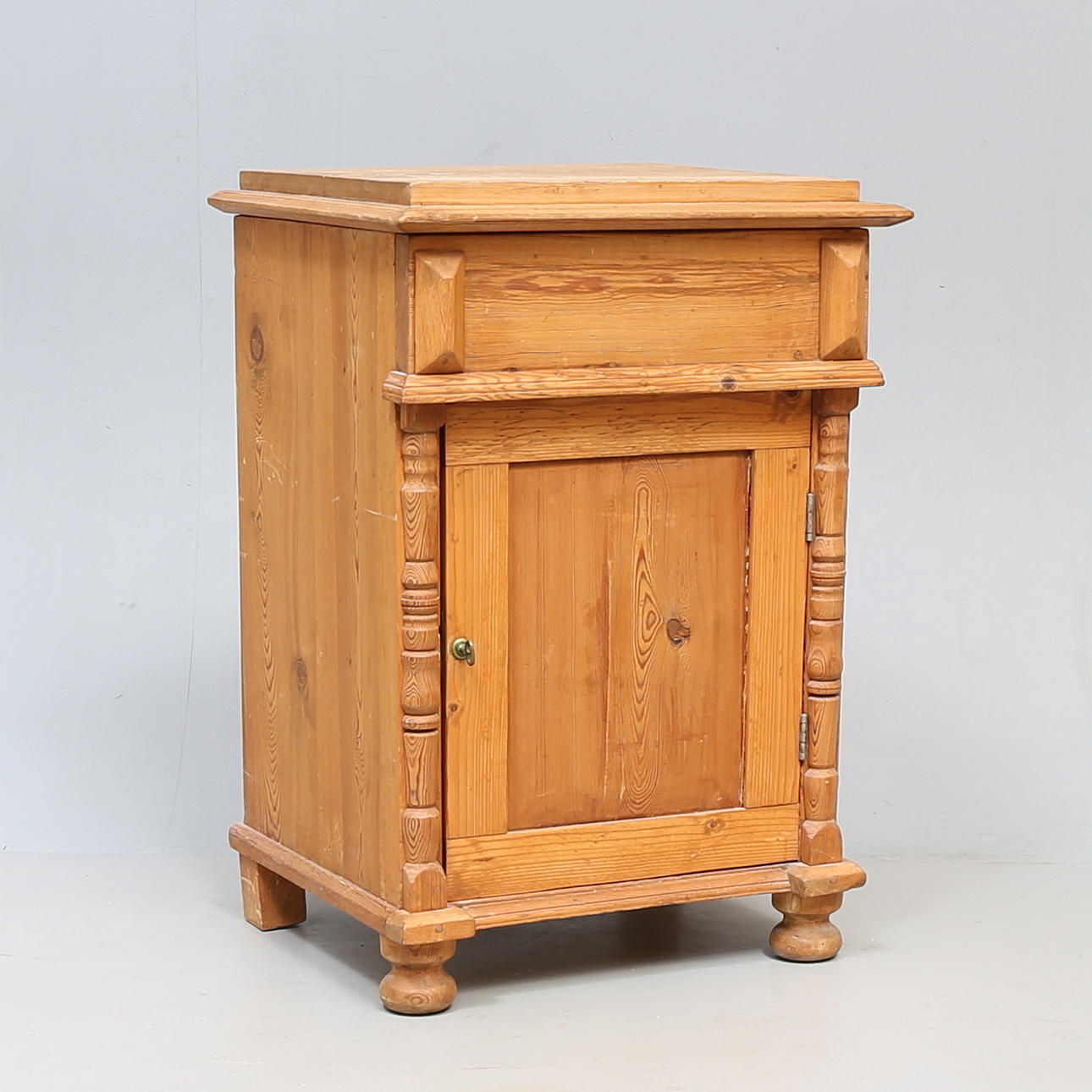 KOMOD, furu, 1900 tal.