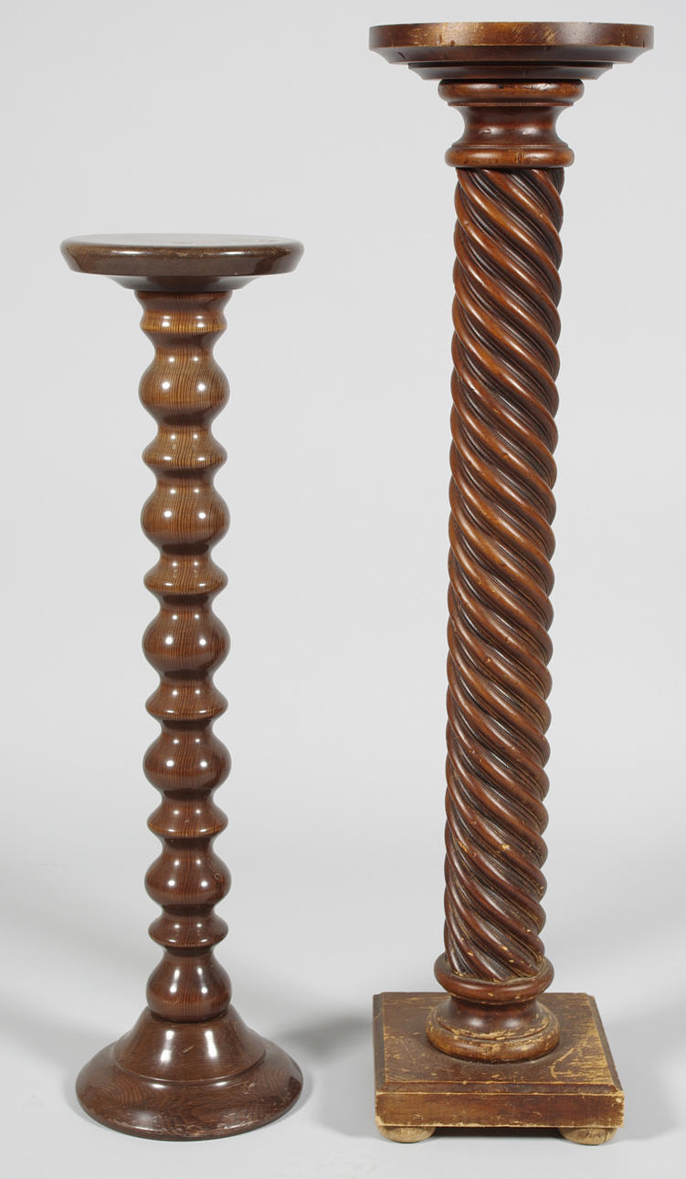 PIEDESTALER, 2 stycken, en med slungad fot.