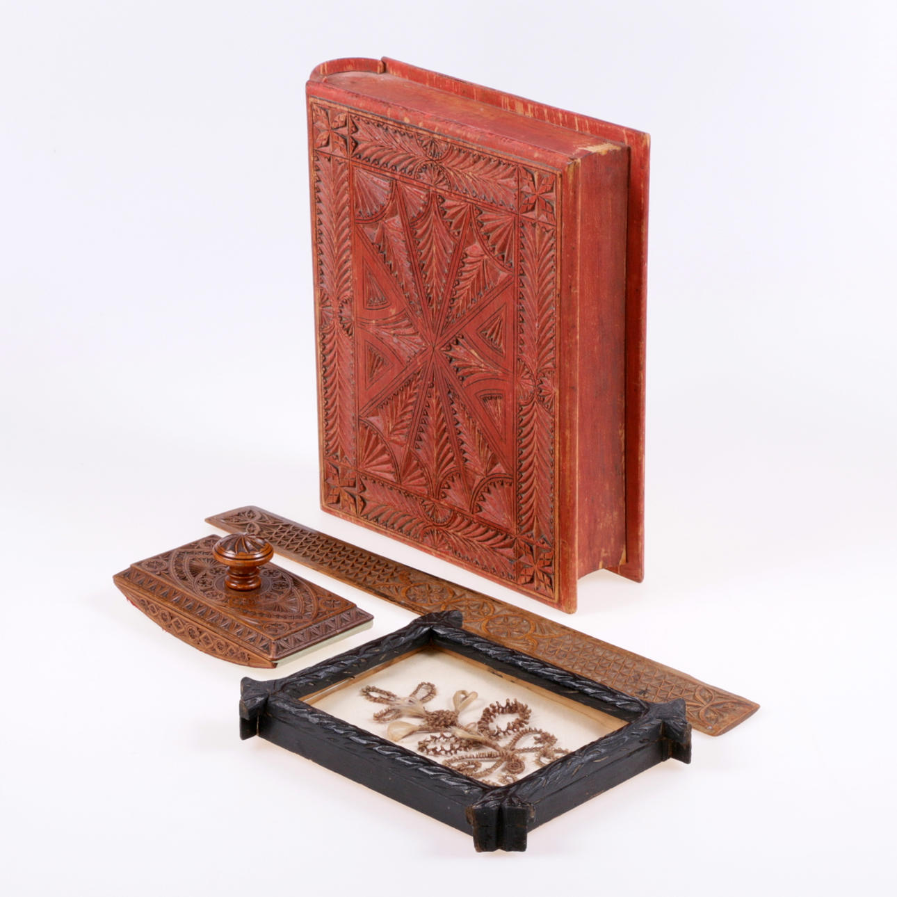 ALLMOGE, 4-teilig, Kerbschnitt, Teilrahmen mit Behaarung.