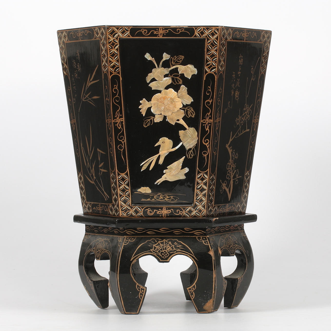 YTTERFODER på PIEDESTAL, lackarbete, 1900-tal.