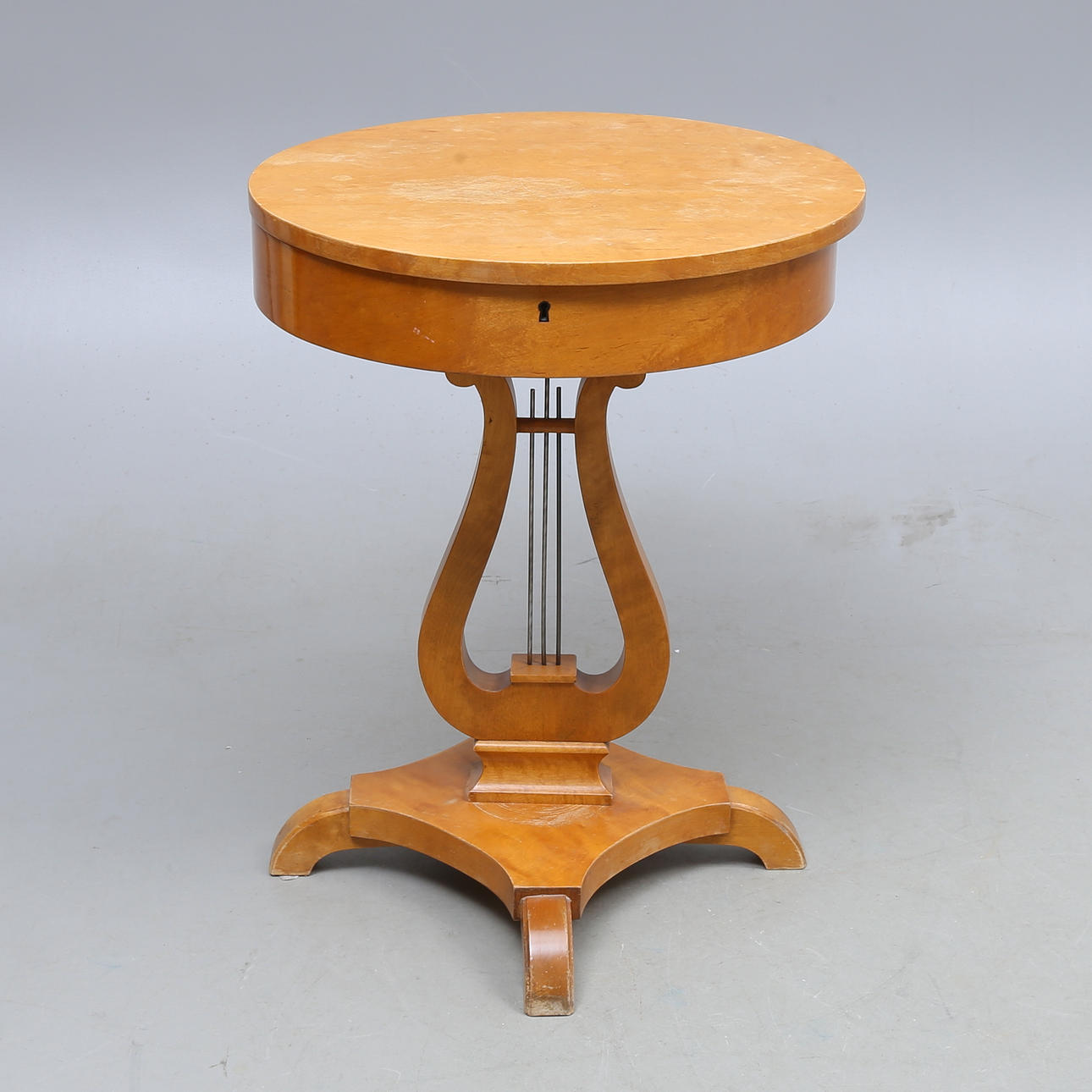 BORD med förvaring, lyrfot, 1900-talets första hälft.