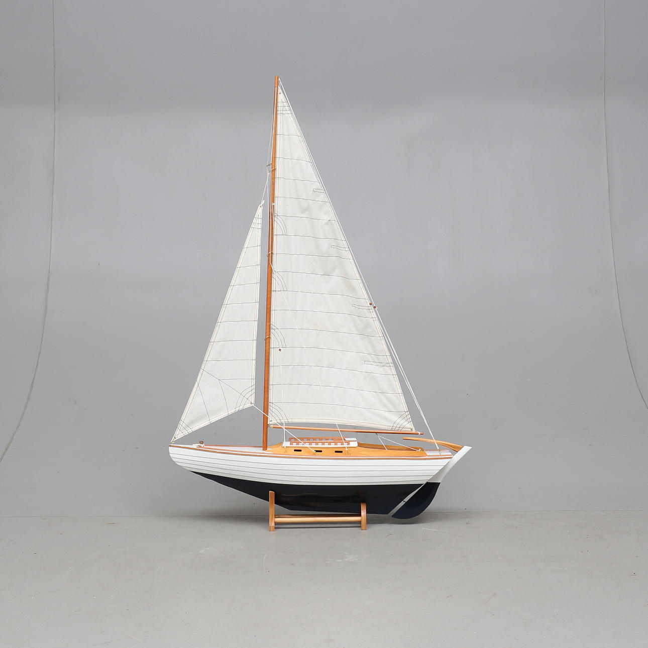 MODELLBÅT, "nordisk folkbåt", 2000-tal.