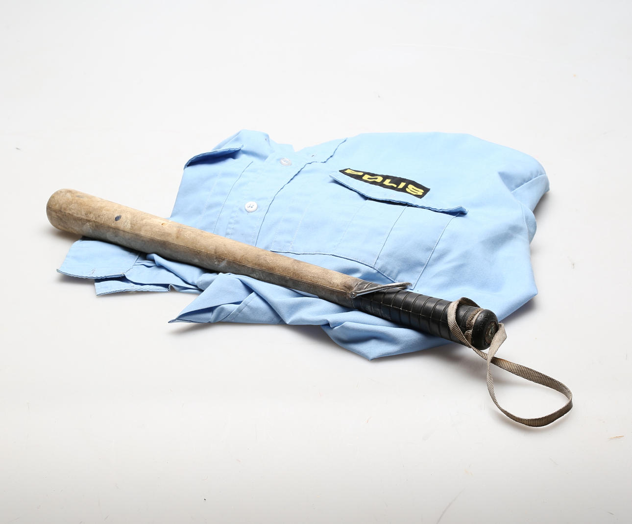 BATONG OCH POLISSKJORTA.