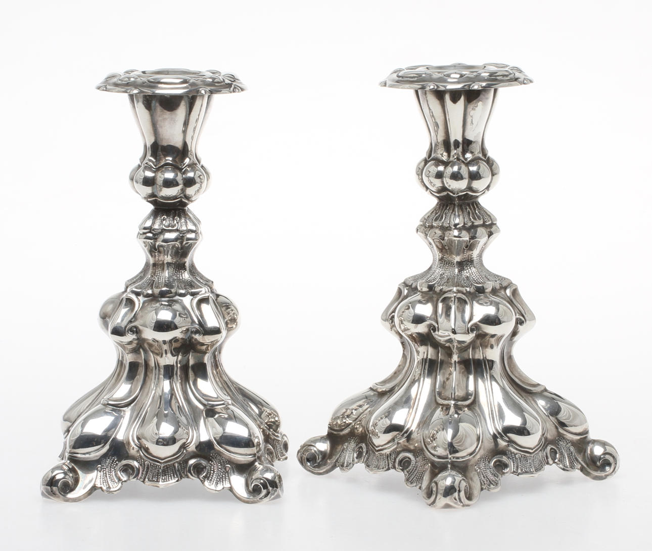 LJUSSTAKAR, ett par, silver, rokokostil, 1900-tal.