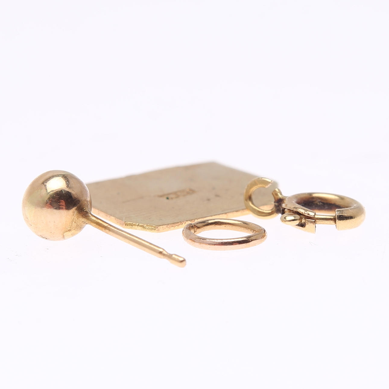 SCRAP GOLD, 18K, weight 1.94 grams.