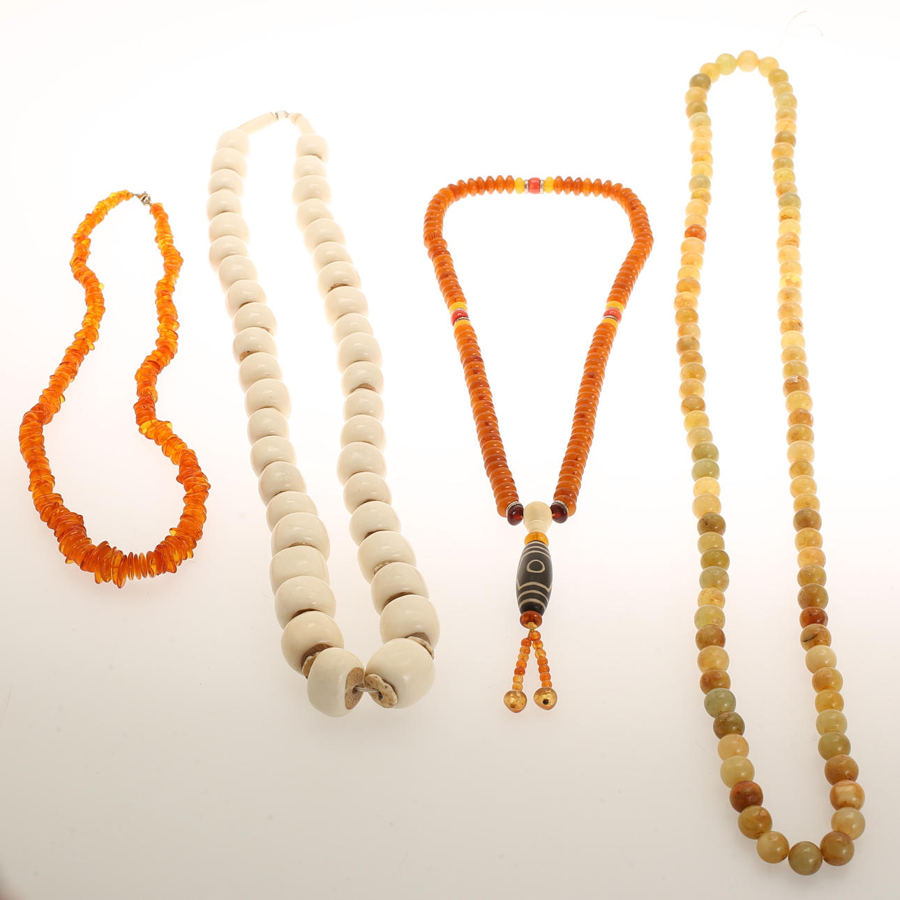 COLLIER, 4 stycken, jade, bärnsten, plast, ben.