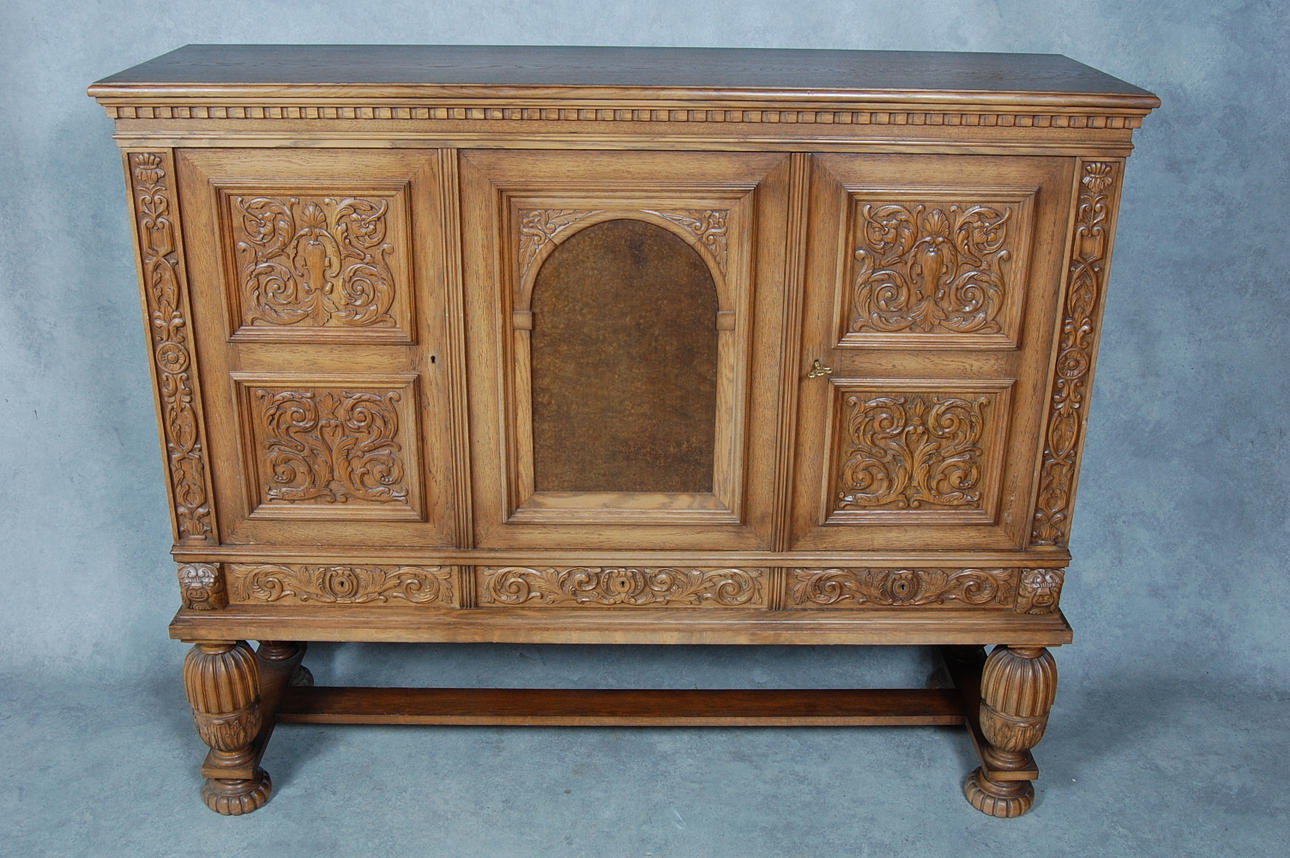 SKÅP, barockstil, rikligt skuret,1920-30-tal.