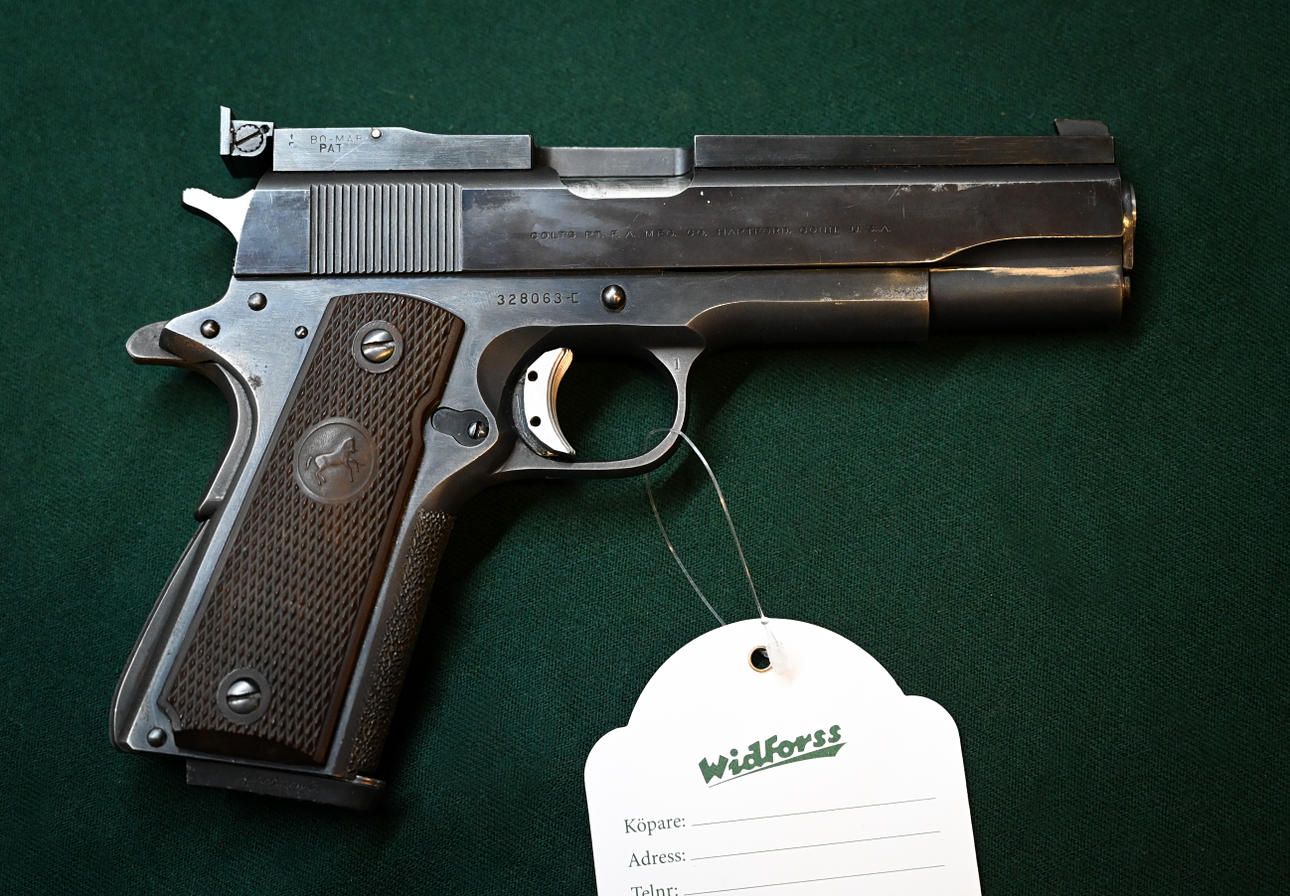 COLT. 1911 CUSTOM .45 varsa.