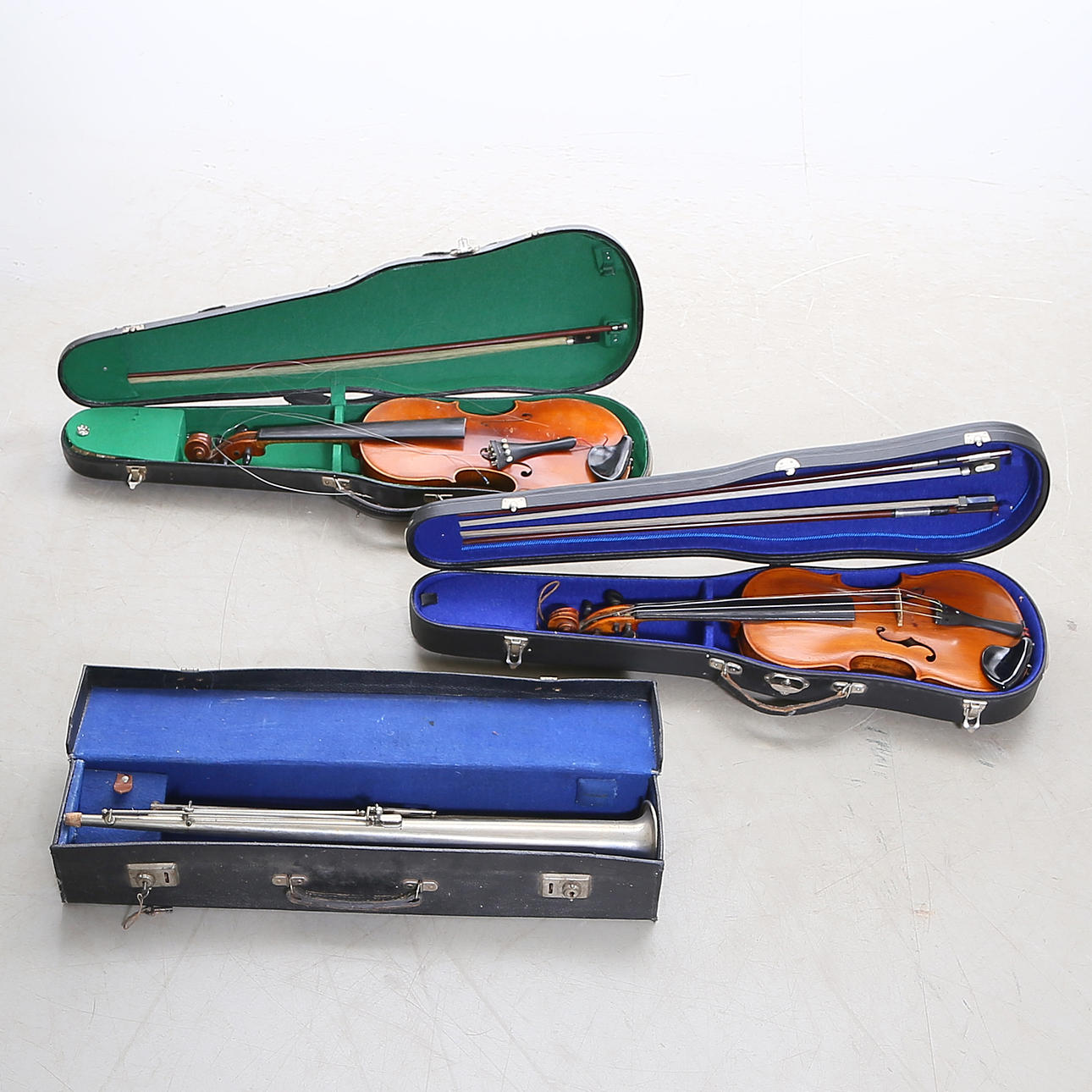 MUSICAL INSTRUMENTS, 3 pcs, violins and saxophone.