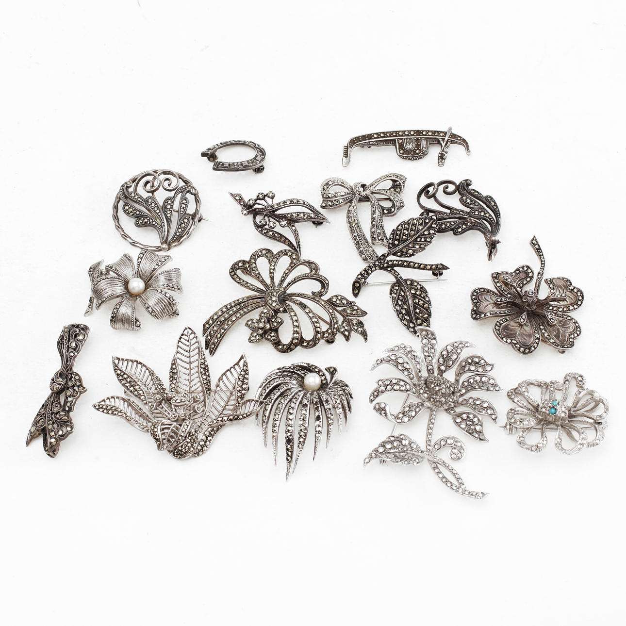 BROSCHER, 15 st, silver och kolstenar.