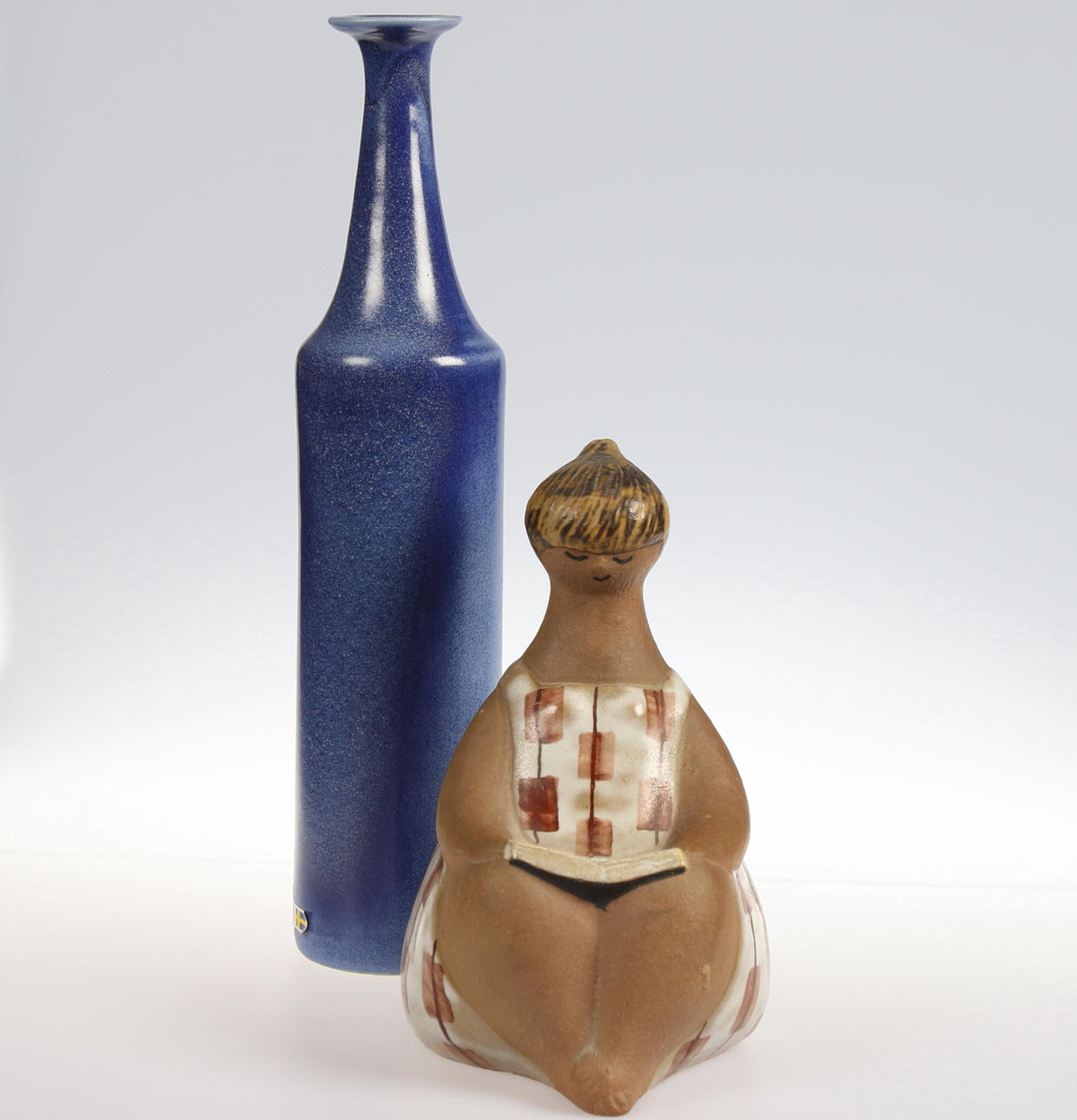 LISA LARSSON. FIGURIN, "Charlotta", Lisa Larson, Gustavsberg. VAS, Blå, Kjell Larsson, Gabriel, 1900-tal.