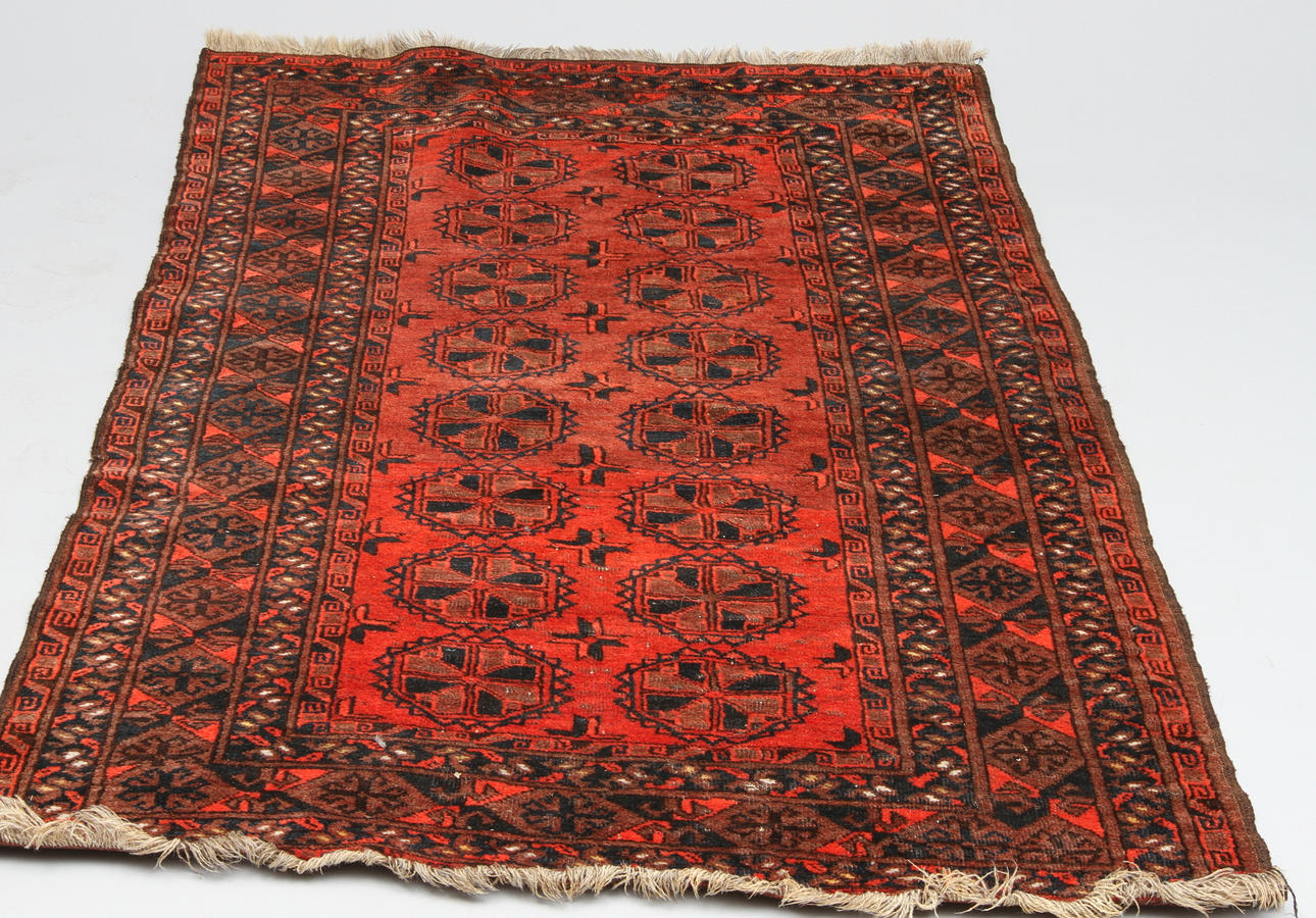 MATTOR, 2 stycken, orientaliska. 170 x 127 respektive 106 x 142 cm.