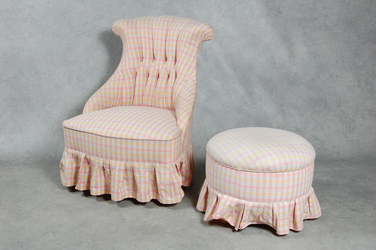 EMMAFÅTÖLJ med FOTPALL, 1900-tal.