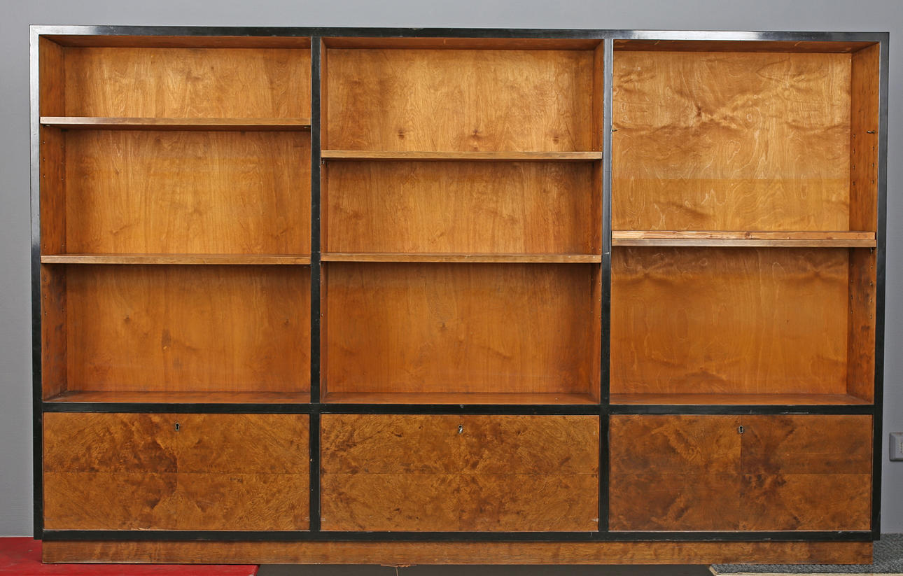 BOKHYLLA MED FÖRVARING, 1900-talets första hälft.