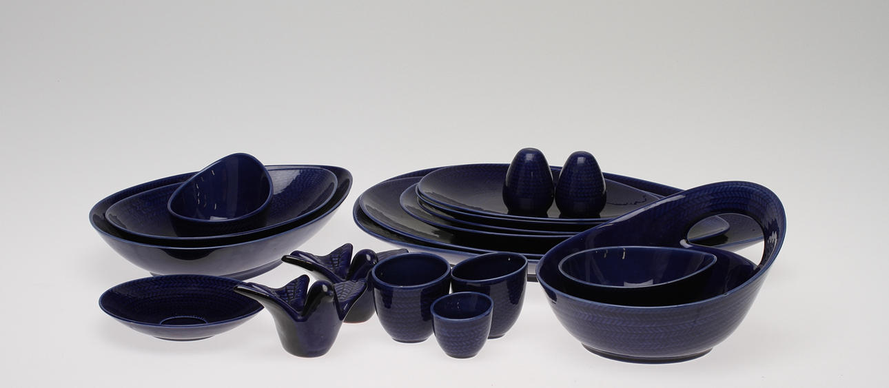 SERVISDELAR, 26 st, flintgods, "Blå eld", Hertha Bengtsson, Rörstrand.