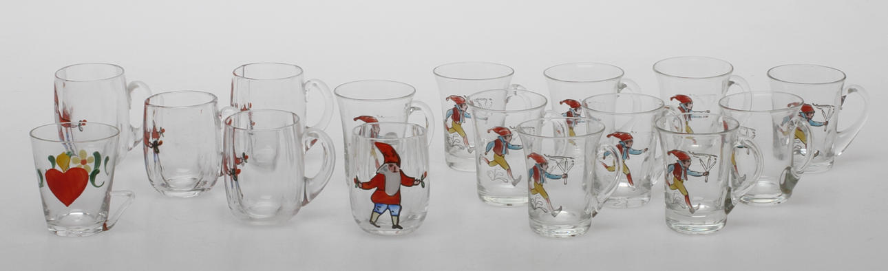 GLÖGGMUGGAR, 10 + 5+1 st, bemålat glas, 1900-tal.
