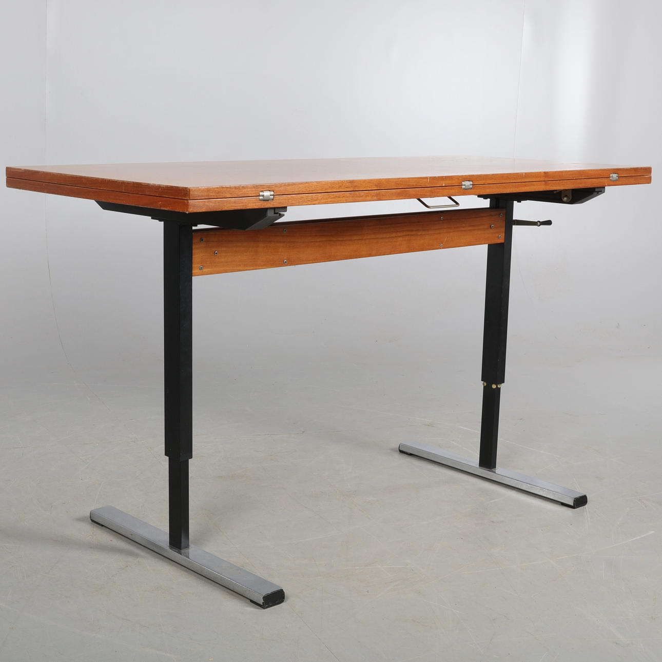 BORD, höj och sänkbart samt utfällbart.