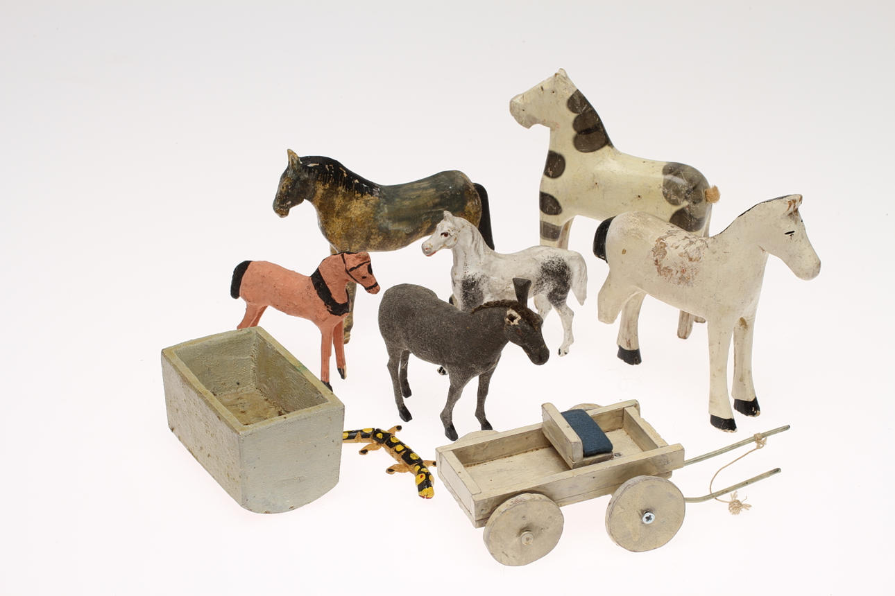 HÄSTAR, 3 stycken äldre i trä samt 3 stycken i massa. Trävagn och ho medföljer.