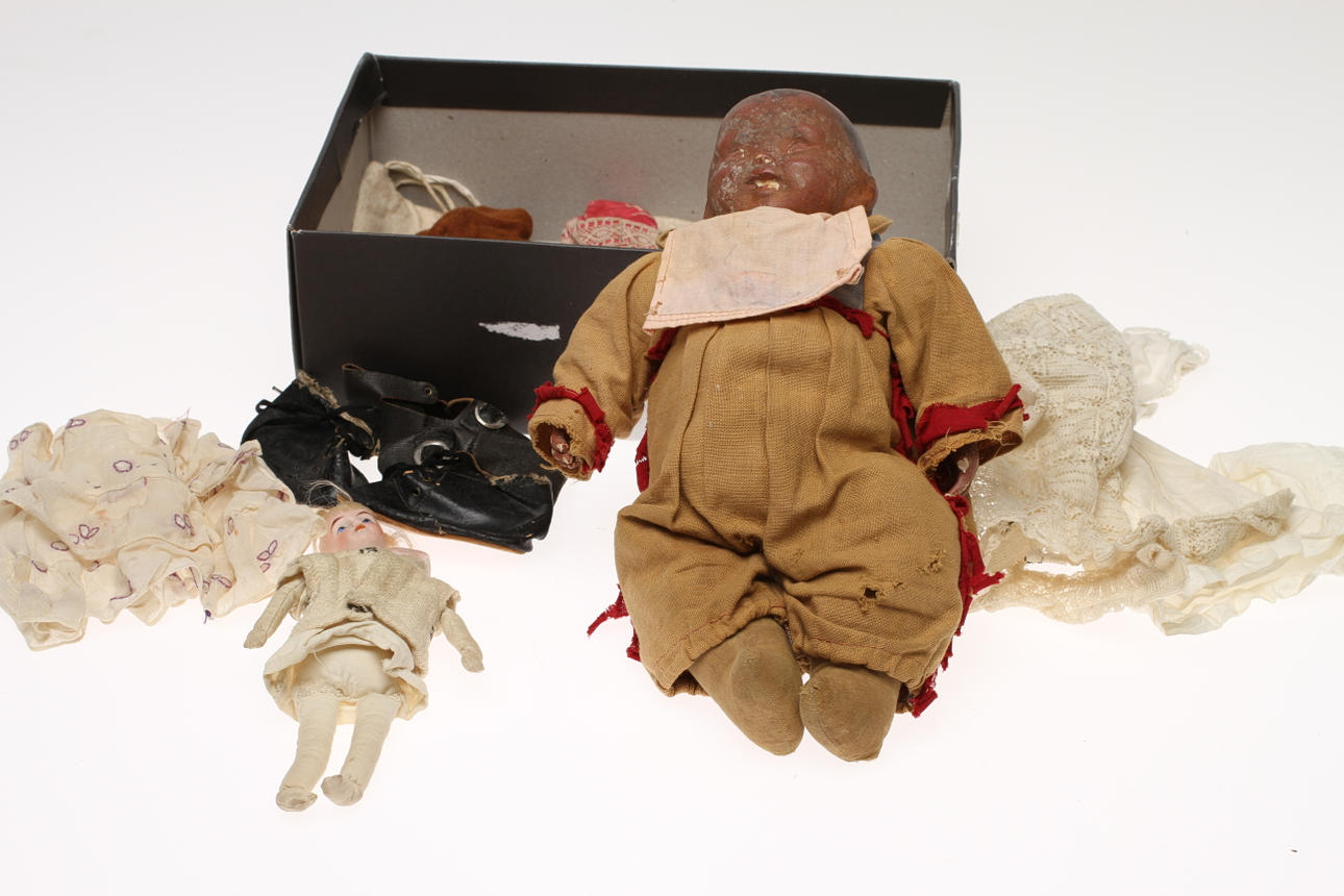 BISKVIDOCKA märkt 123 G10. 1:18, orientalisk docka samt äldre dockkläder.