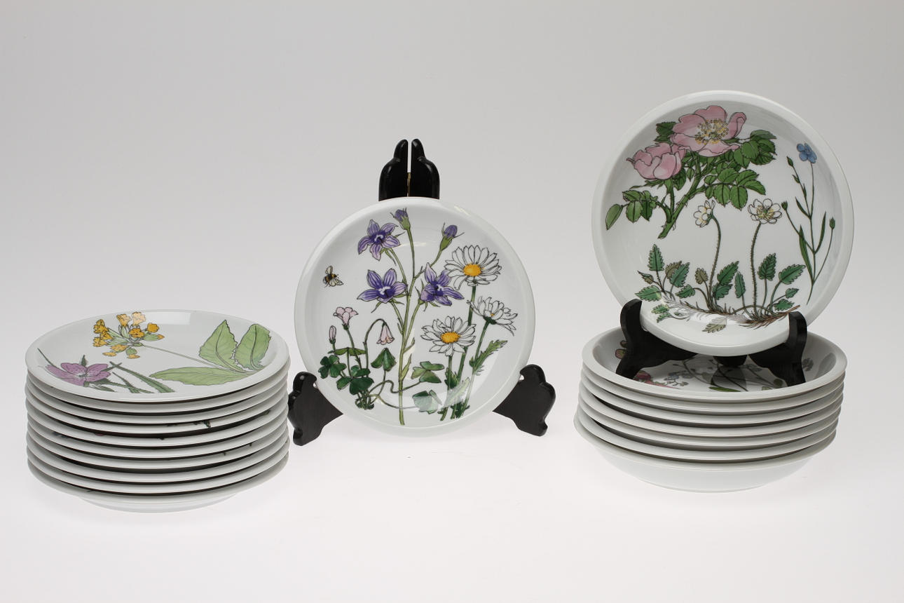 MATSERVIS, 32 delar. "Midsommar", Design Marguerite Walfridsson, IKEA. 1970-tal.