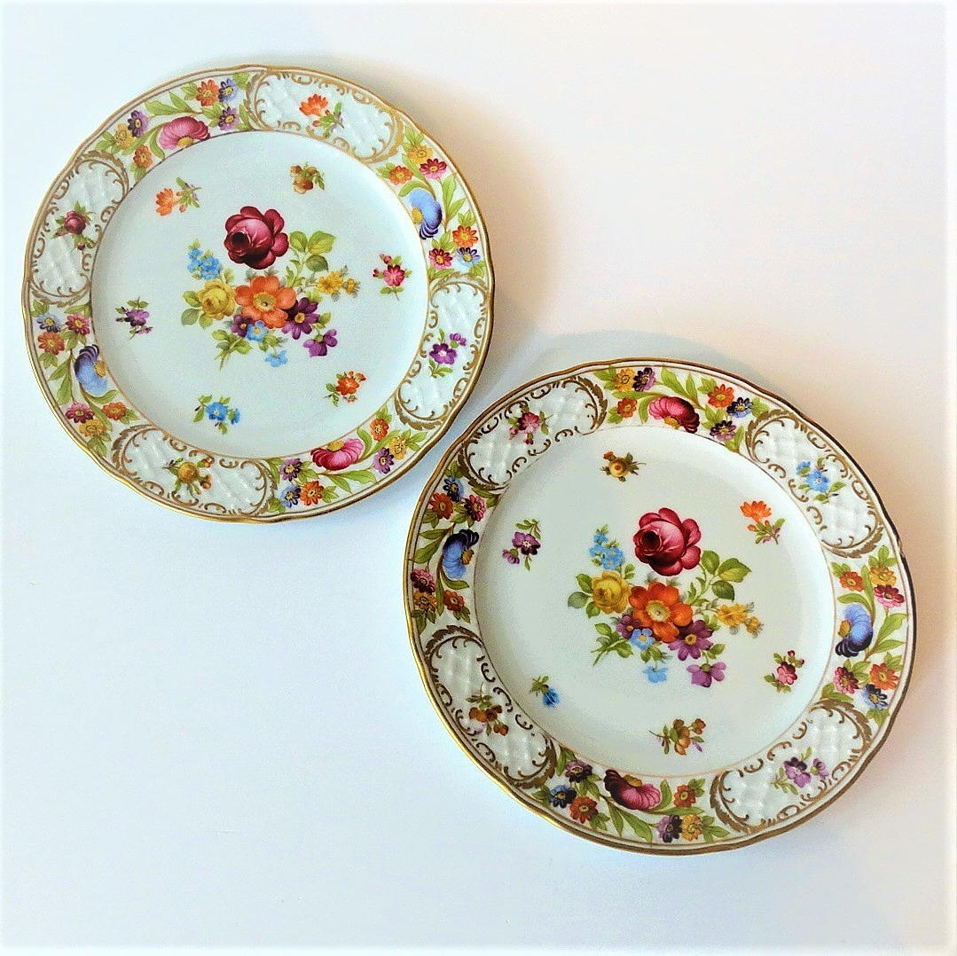 Två färgglada porslinsplattor.