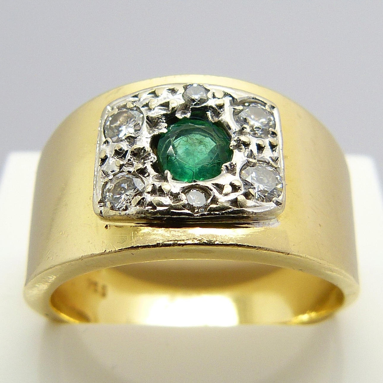 ANILLO DE ESMERALDAS Y DIAMANTE.