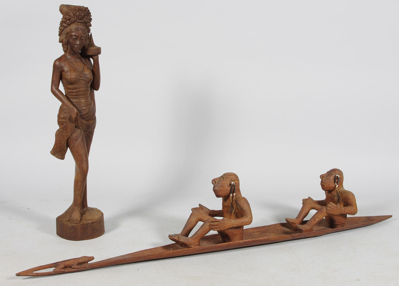 TRÄSKULPTURER, 2 stycken, Asien samt Sydamerika.