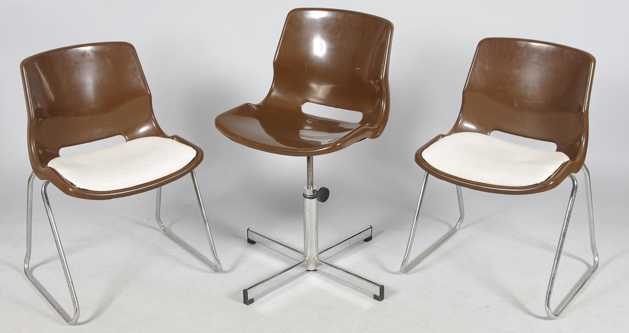 2 STOLAR SAMT KONTORSSTOL, brun plast med kromunderrede.