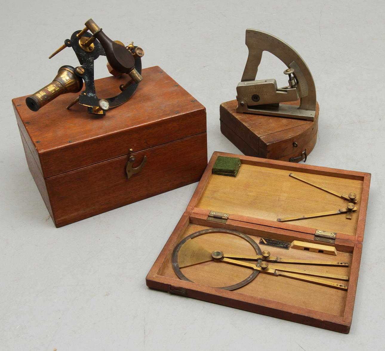 NAVIGATIONSINSTRUMENT, 3 delar, bla sextant G.W. Lyth, Stockholm.