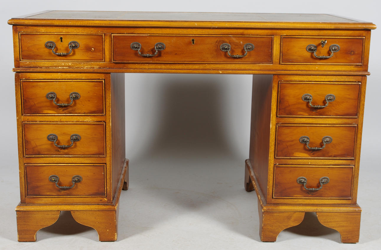 SKRIVBORD, idegran med grön skinnskiva, engelsk stil.