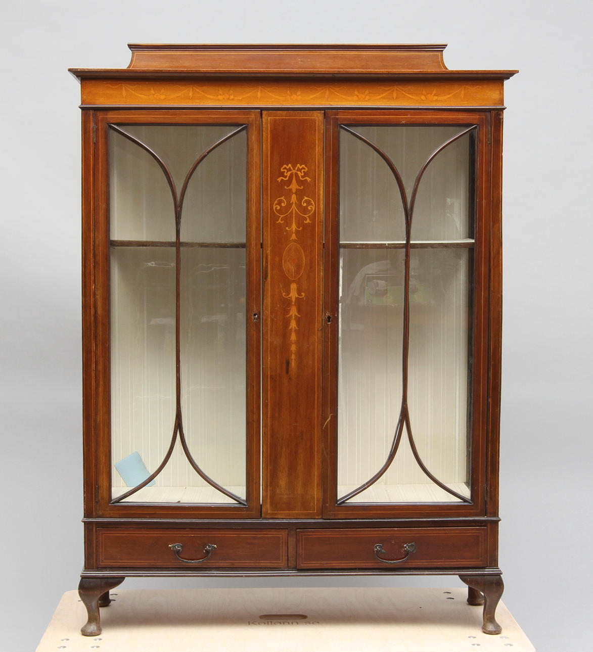 VITRINSKÅP, England, 1900-tal.