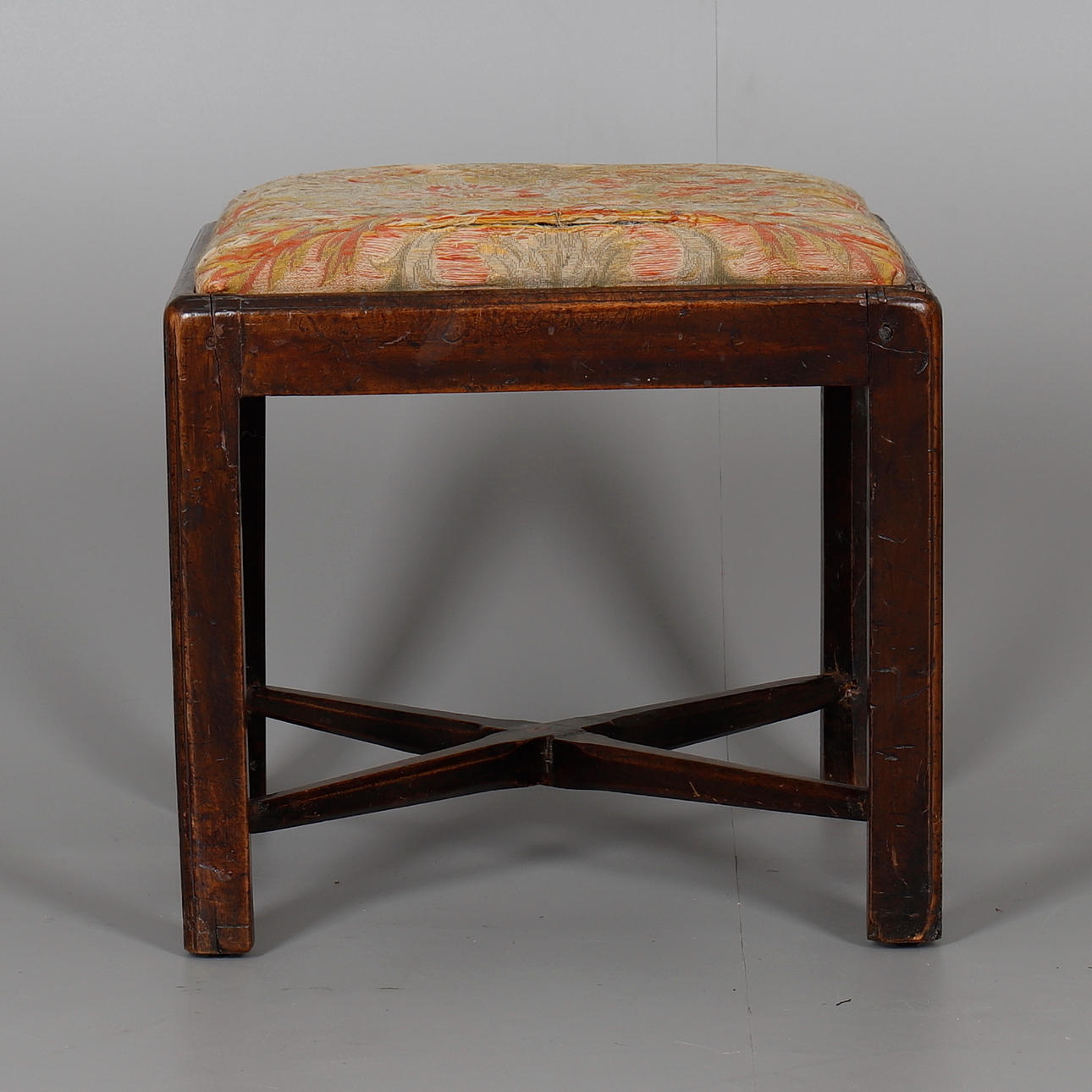 UN TABURETE DE CAOBA TABURETE III.