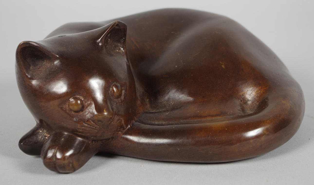 BRONSSKULPTUR, liggande katt, samtida.
