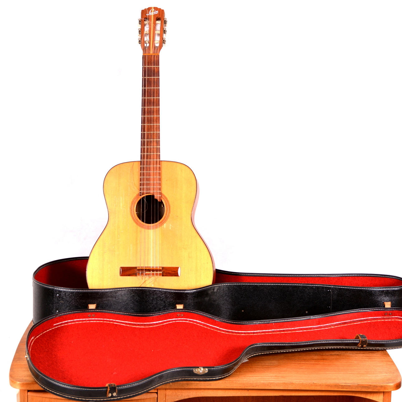 AUKUSTISK GITARR, Levin. med case.