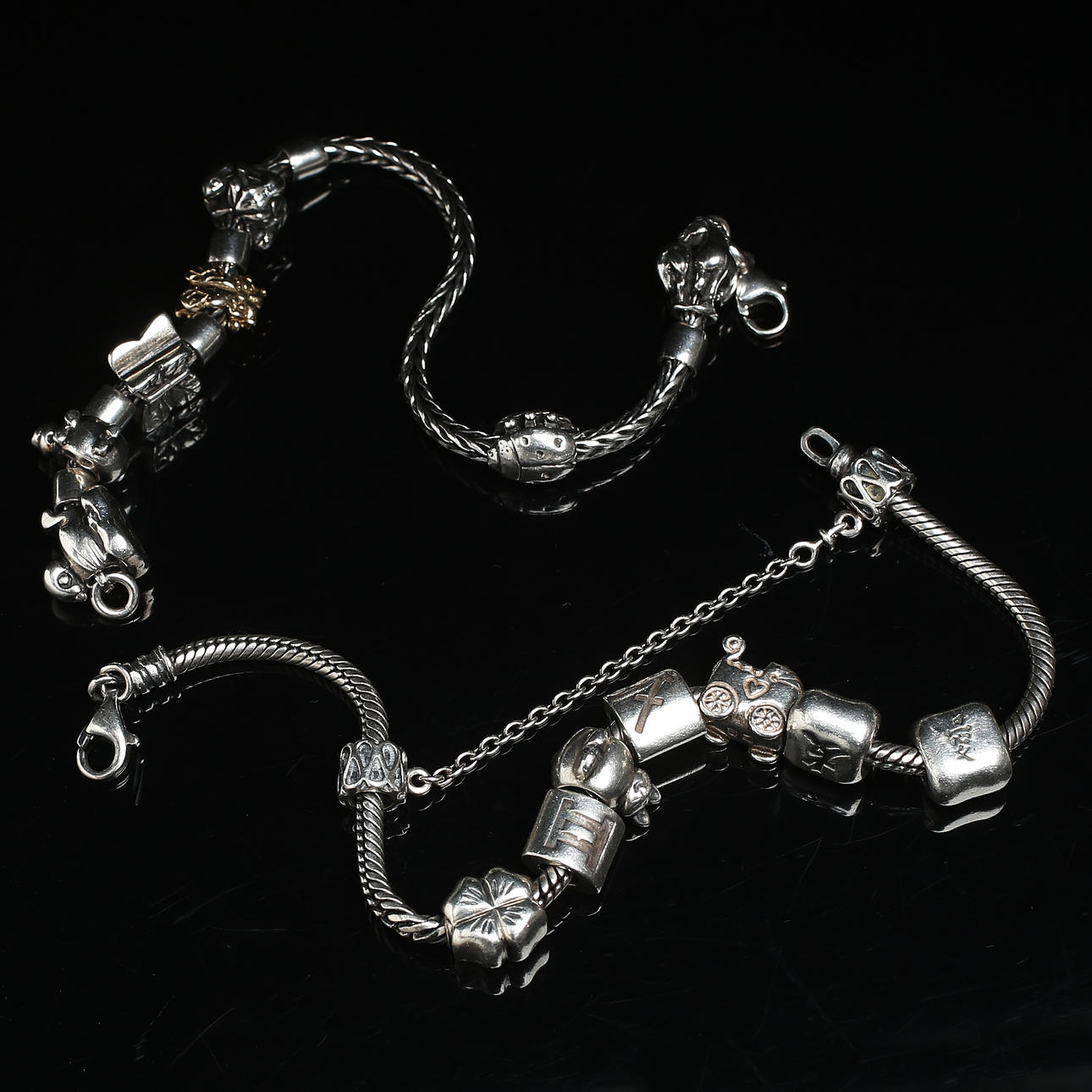 ARMBÅND, 2 stk, sølv, ifølge Troldekugler.