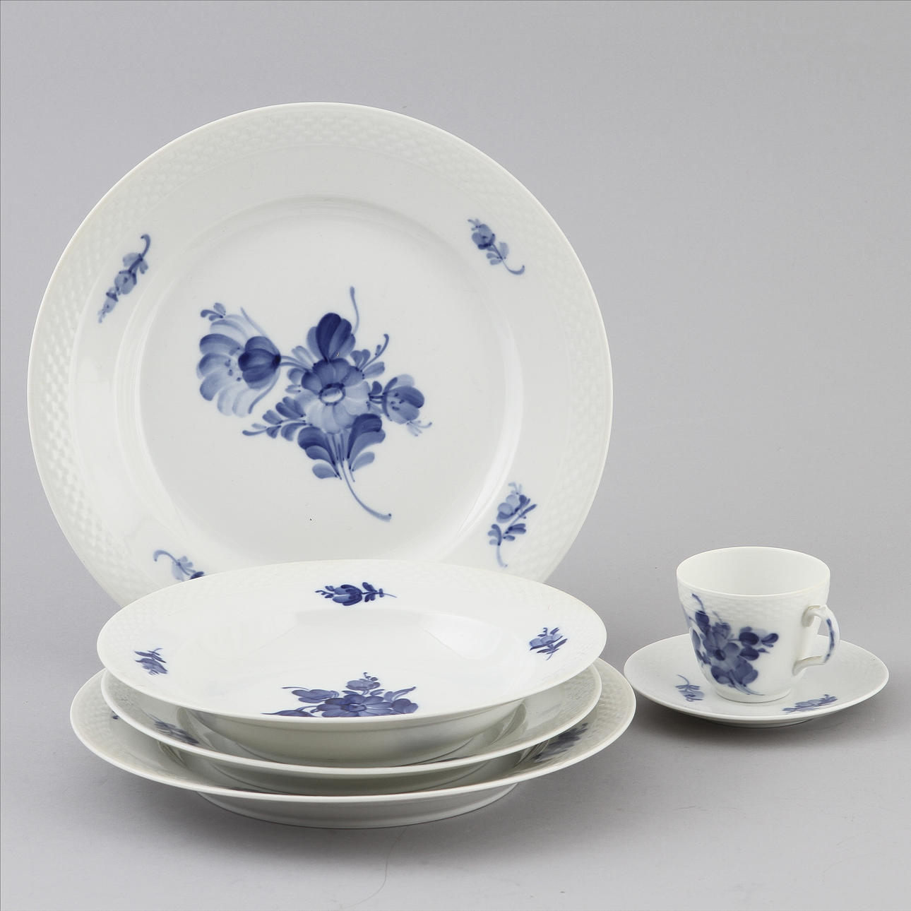 SERVISDELAR, 53 st, porslin, "blå blomst", Kongelig Dansk.