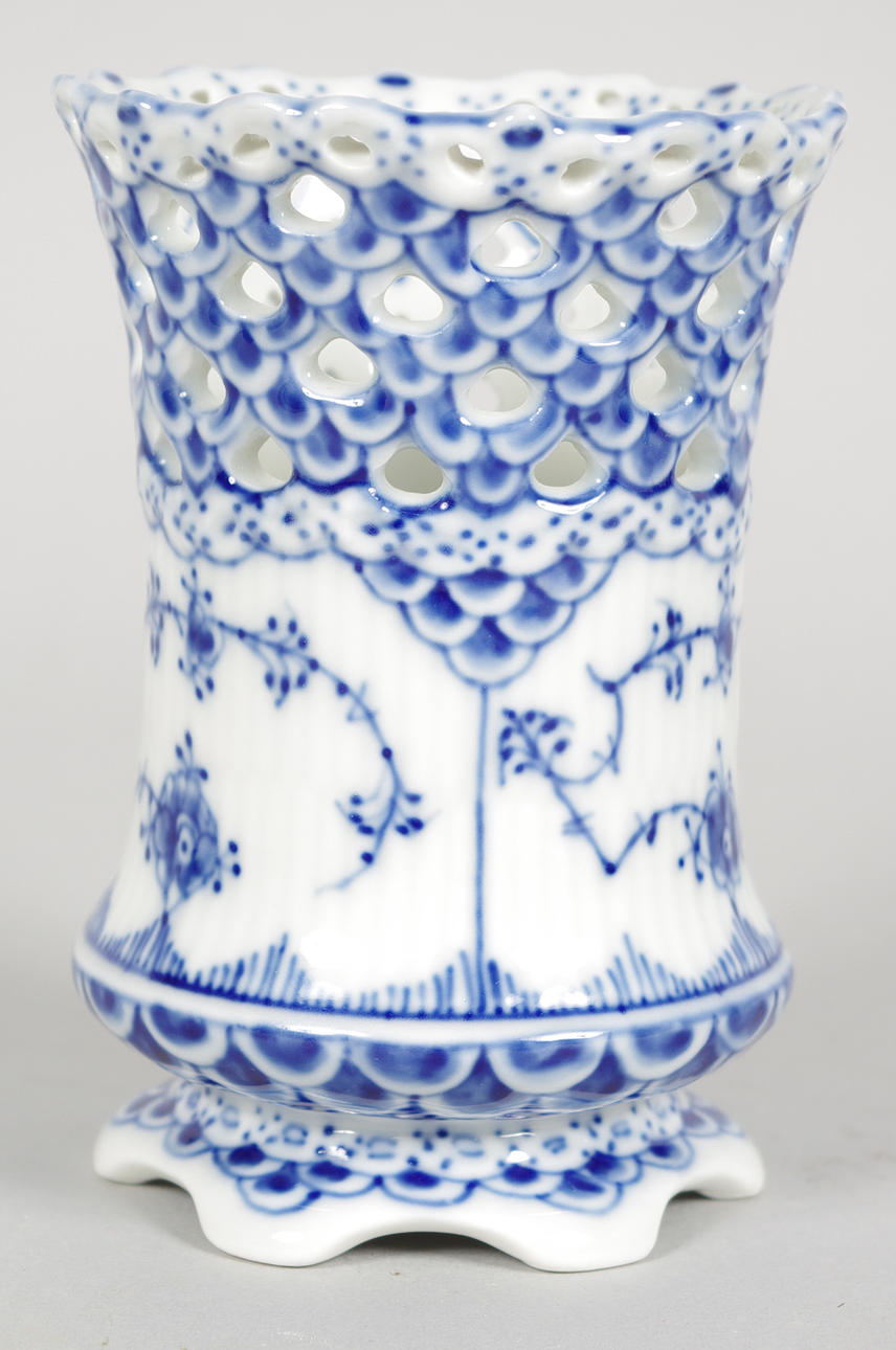 VAS med genombruten kant, "Musselmalet", Royal Copenhageb.