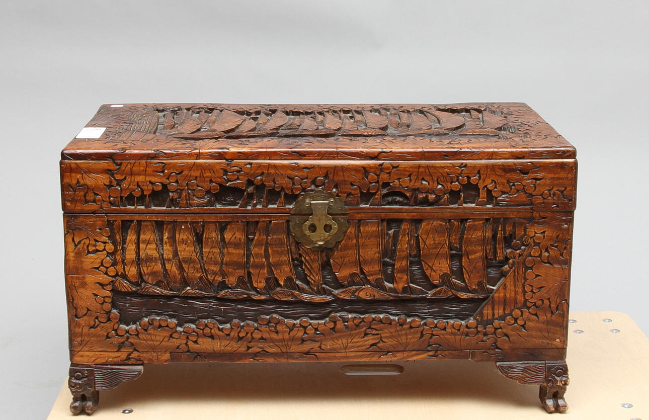 KAMFERKISTA, orientalisk, 1900-tal.