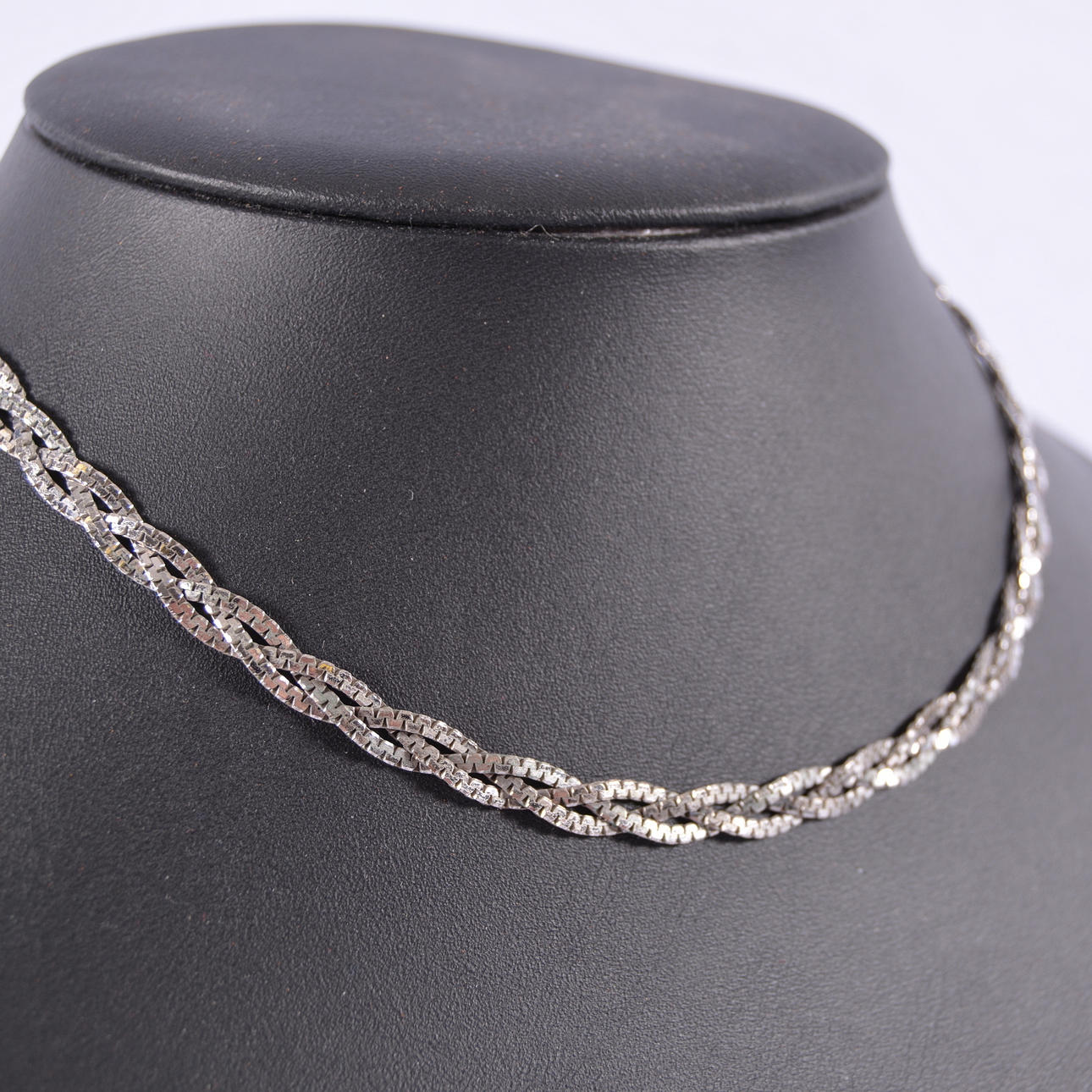 HALSCOLLIER, silver, flätad med säkerhetslås.