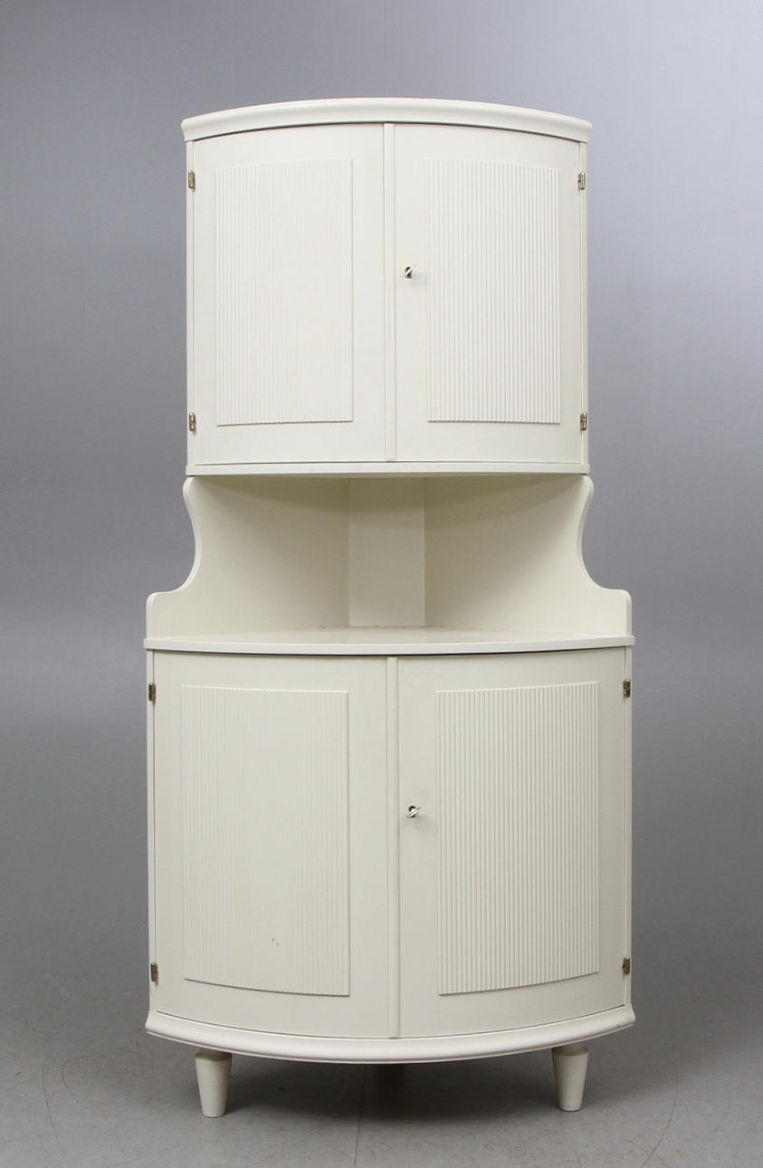 HÖRNSKÅP, 1900-talets andra hälft.