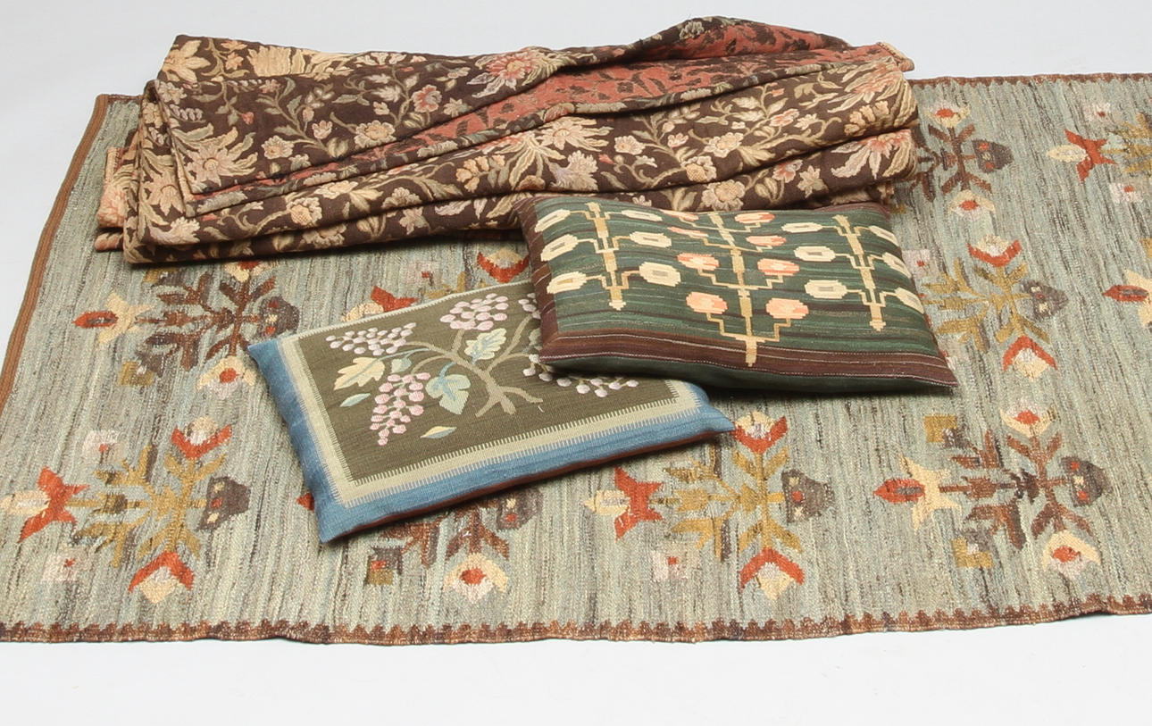 PARTI TEXTIL, Kuddar, 2 st, Vävnader, 2 st, Matta. 1900-tal.