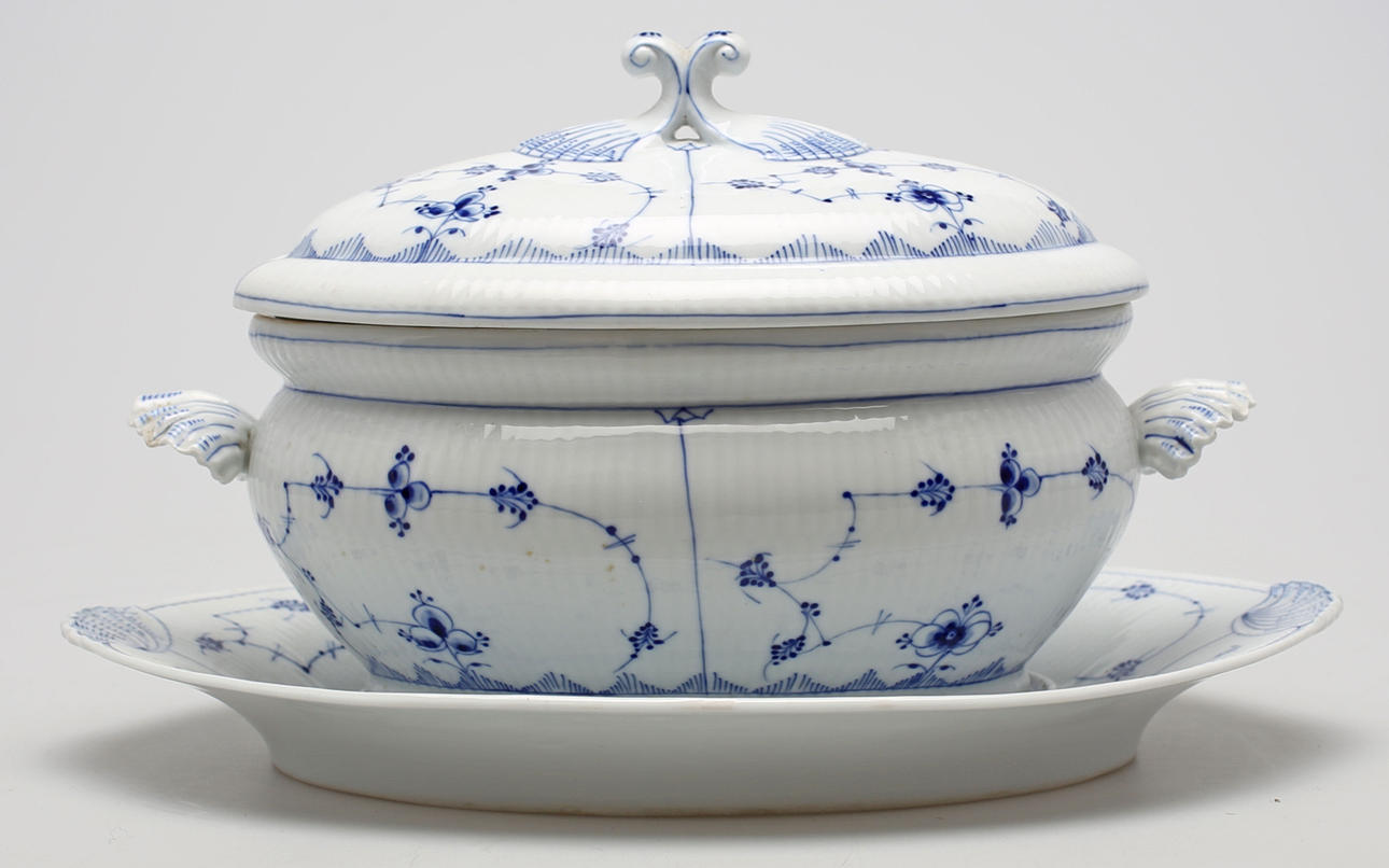 SOPPTERIN MED LOCK OCH FAT, porslin, troligen Kalk, Eisenberg, Thüringen, Tyskland.