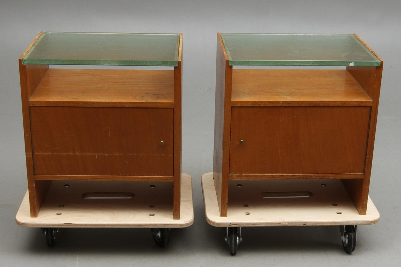 SÄNGBORD 1 par med glasskiva, 1900-tal.