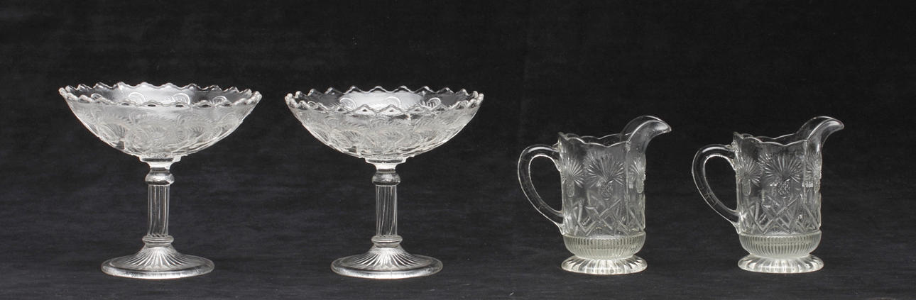 GRÄDDKANNOR samt SKÅLAR, 4 delar, pressglas, sent 1800-tal.