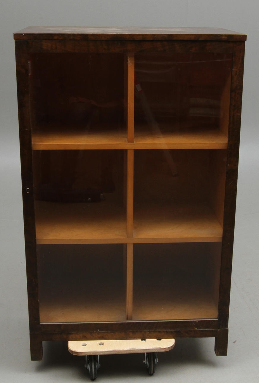 VITRINSKÅP, björk, 1920/30-tal.