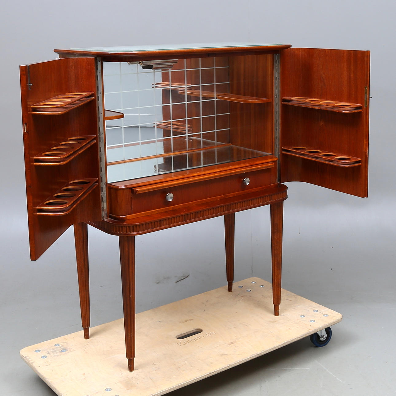 BARSKÅP, med belysning, 1900-tal.